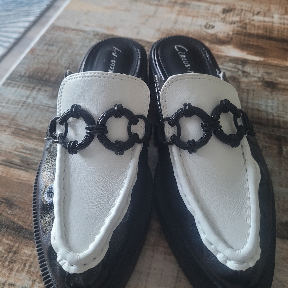 Black/white slip on shoes